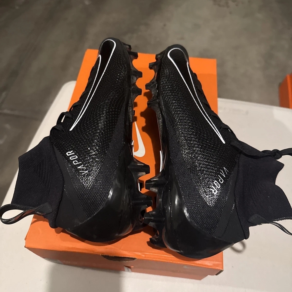 Nike Men’s Black High-Top Soccer Cleats - Picture 3 of 4